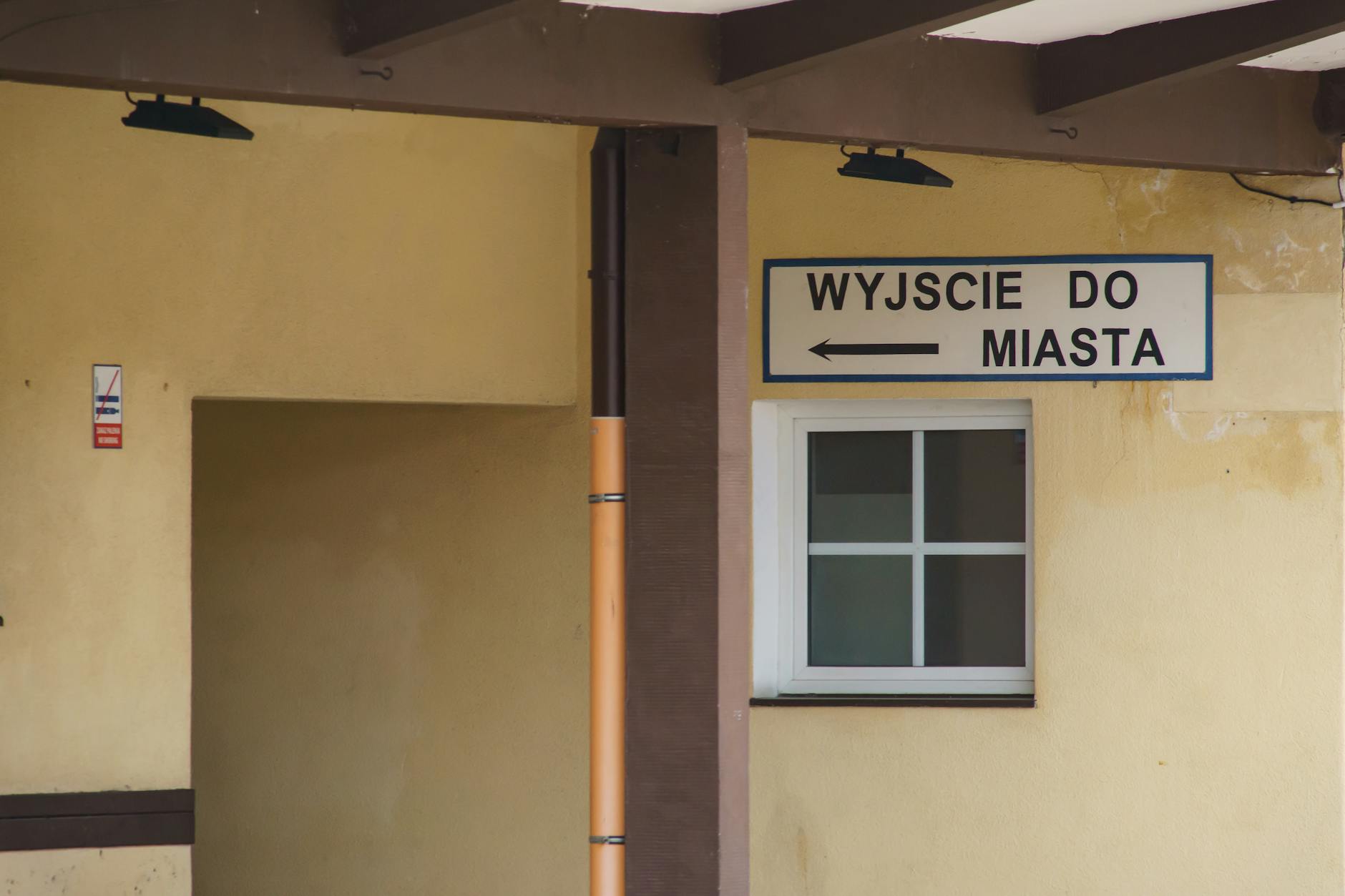 Grafika przedstawiająca kolejkę do lekarza z napisem Kolejki do specjalistów Ełk