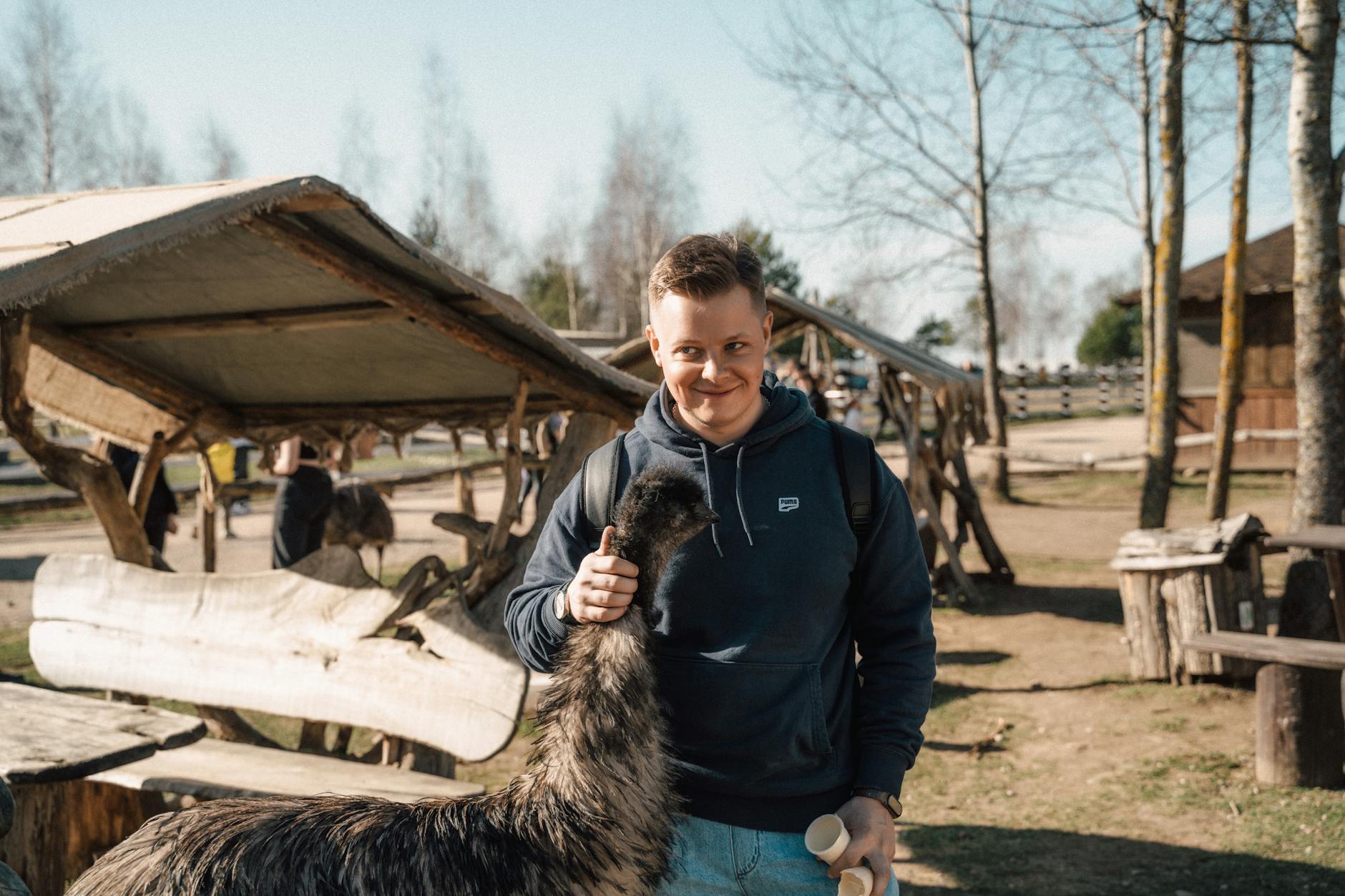 Lekarz weterynarii przeprowadzający bezpłatne czipowanie zwierzęcia w Ełku