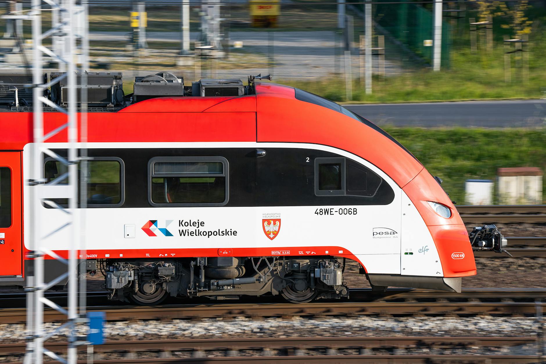 Mapa Ełku z ikonami symbolizującymi placówki medyczne, podkreślająca temat kolejek NFZ Ełk.