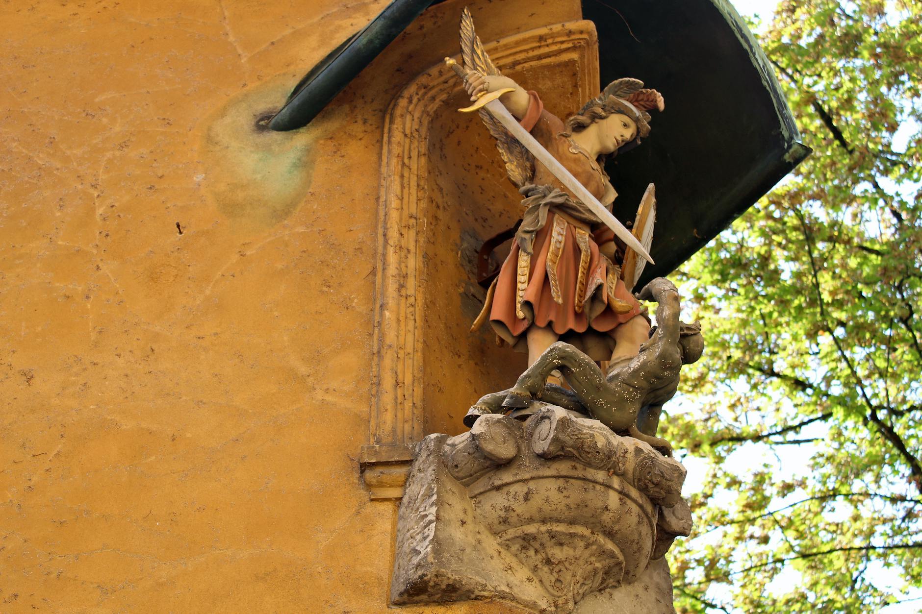 Ełk - symbol miasta z postaciami "Dyrygent" i "Michael" w tle, ilustracja lokalnych legend